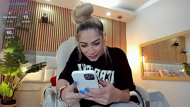 Snapshot of Viktoria_Davis chatting on December 1, 10:15 pm Viktoria Davis online show from December 1, 10:15 pm