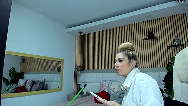 Snapshot of Viktoria_Davis chatting on December 17, 3:28 am Viktoria Davis online show from December 17, 3:28 am