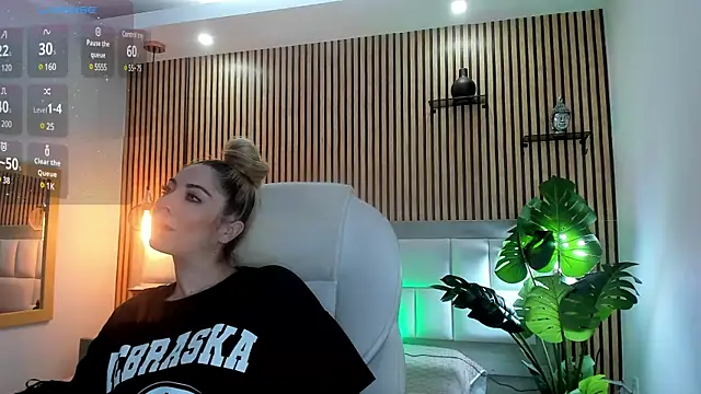 Snapshot of Viktoria_Davis chatting on December 17, 9:05 pm Viktoria Davis online show from December 17, 9:05 pm