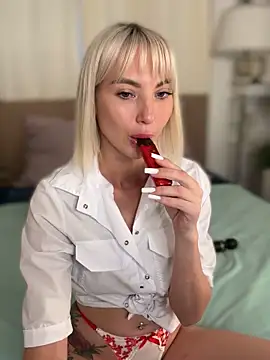 Snapshot of MiaMinx chatting on October 30, 2:43 am MiaMinx online show from October 30, 2:43 am