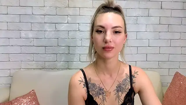 Snapshot of MiaMinx chatting on February 6, 1:49 am MiaMinx online show from February 6, 1:49 am