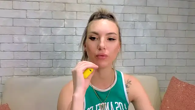 Snapshot of MiaMinx chatting on February 7, 4:37 am MiaMinx online show from February 7, 4:37 am