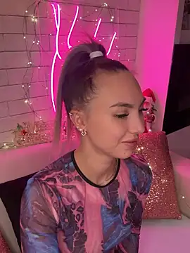 Snapshot of MiaMinx chatting on December 10, 10:37 pm MiaMinx online show from December 10, 10:37 pm