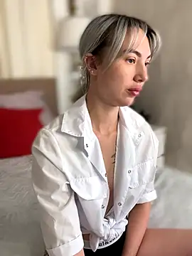 Snapshot of MiaMinx chatting on December 14, 11:43 pm MiaMinx online show from December 14, 11:43 pm