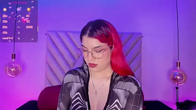 Snapshot of EmmaSwift_ chatting on December 5, 2:43 am EmmaSwift online show from December 5, 2:43 am