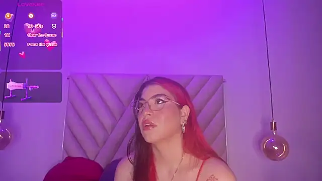 Snapshot of EmmaSwift_ chatting on October 28, 2:34 am EmmaSwift online show from October 28, 2:34 am