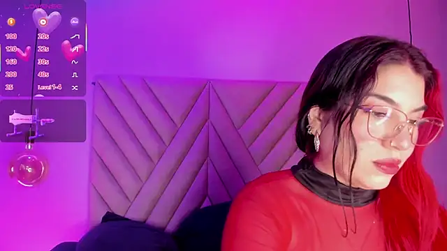 Snapshot of EmmaSwift_ chatting on December 2, 2:56 am EmmaSwift online show from December 2, 2:56 am