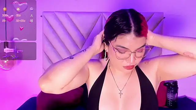 EmmaSwift  online show from February 6, 2:07 am