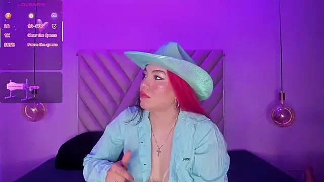 Snapshot of EmmaSwift_ chatting on October 31, 2:52 am EmmaSwift online show from October 31, 2:52 am