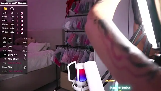 Break-me-Shake-me online show from October 25, 4:33 am