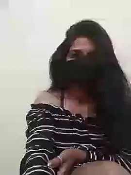 Snapshot of Shuttii_25 chatting on February 24, 6:15 pm Shuttii 25 online show from February 24, 6:15 pm