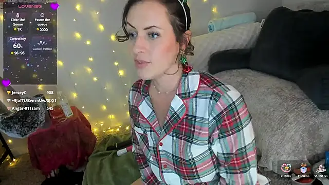 Snapshot of lovejulietxo chatting on December 15, 5:42 pm lovejulietxo online show from December 15, 5:42 pm