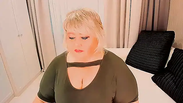 Snapshot of BIGTITSBBW chatting on October 15, 6:22 am BIGTITSBBW online show from October 15, 6:22 am