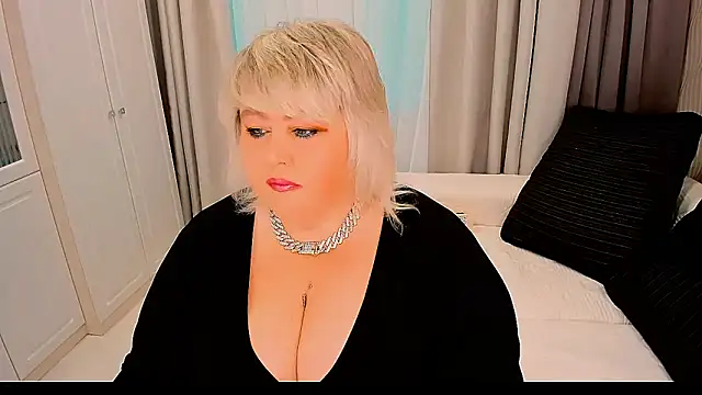 Snapshot of BIGTITSBBW chatting on October 4, 12:50 pm BIGTITSBBW online show from October 4, 12:50 pm