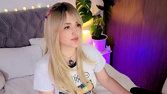 Snapshot of KiimTyler_ chatting on November 19, 2:55 am KiimTyler online show from November 19, 2:55 am