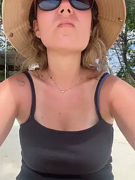 Snapshot of BabyNila chatting on February 12, 4:45 am BabyNila online show from February 12, 4:45 am