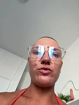 Snapshot of PaulinaSchubert1 chatting on June 21, 1:17 pm PaulinaSchubert1 online show from June 21, 1:17 pm