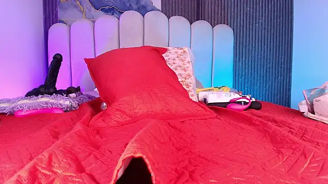 jones maddy  online show from December 2, 12:18 pm