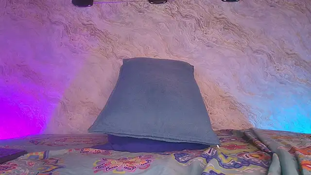 jones maddy  online show from November 13, 11:58 am