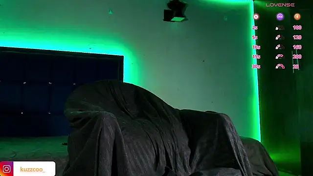 Snapshot of kuzzcoo chatting on December 13, 8:04 pm kuzzcoo online show from December 13, 8:04 pm