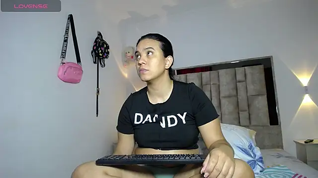 Snapshot of tiffany__pink chatting on November 16, 9:30 pm tiffany pink online show from November 16, 9:30 pm