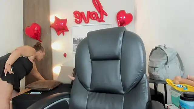 Snapshot of Cheryl_JONES chatting on February 24, 5:52 am Cheryl JONES online show from February 24, 5:52 am