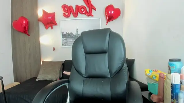 Snapshot of Cheryl_JONES chatting on February 21, 9:33 am Cheryl JONES online show from February 21, 9:33 am