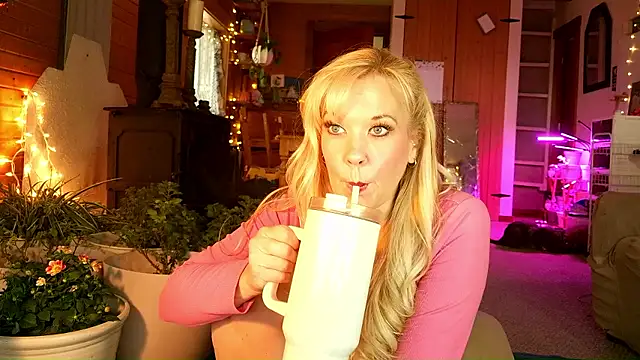Snapshot of lyra_rose chatting on June 14, 2:29 pm lyra rose online show from June 14, 2:29 pm