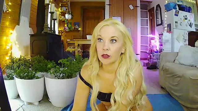 lyra rose online show from April 16, 10:45 pm