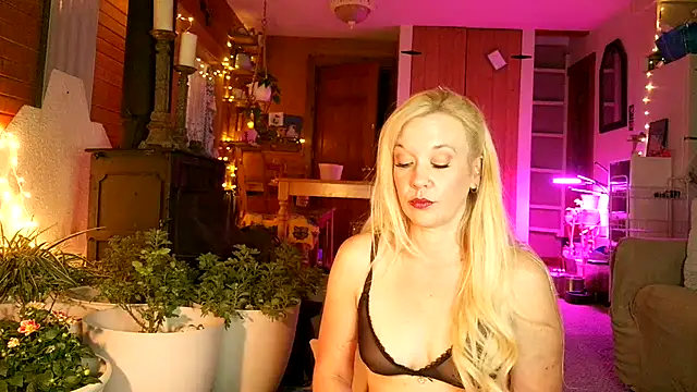 Snapshot of lyra_rose chatting on June 14, 2:24 am lyra rose online show from June 14, 2:24 am