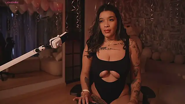 HannahW  online show from October 24, 9:58 pm