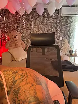 HannahW  online show from October 27, 8:54 pm