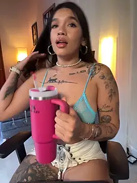 HannahW  online show from March 7, 10:04 pm