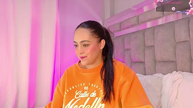 smiling  girl2 online show from October 15, 9:12 pm