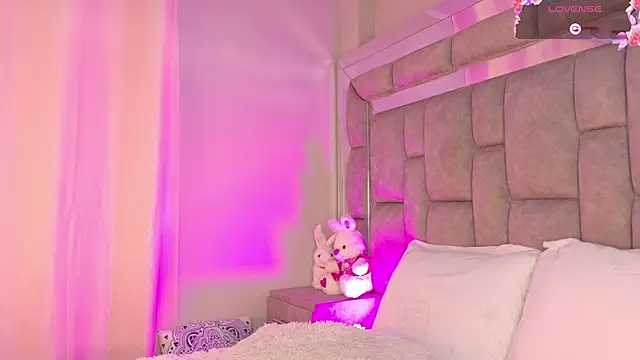 smiling  girl2 online show from October 19, 6:10 pm