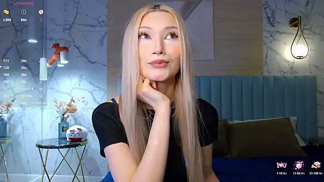 Snapshot of CarolReeves chatting on October 13, 5:53 am CarolReeves online show from October 13, 5:53 am