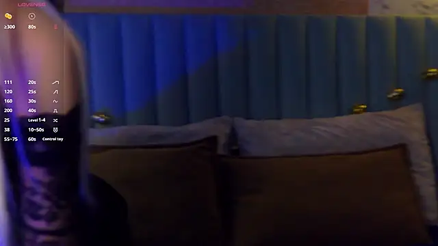 Snapshot of CarolReeves chatting on October 31, 6:21 am CarolReeves online show from October 31, 6:21 am