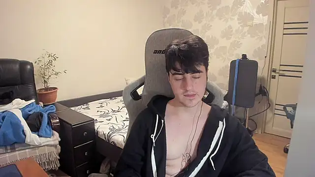 Snapshot of Knuckles17 chatting on December 16, 1:54 am Knuckles17 online show from December 16, 1:54 am