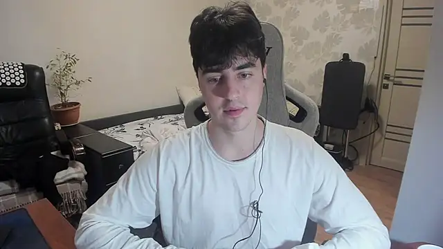 Snapshot of Knuckles17 chatting on December 14, 8:09 am Knuckles17 online show from December 14, 8:09 am