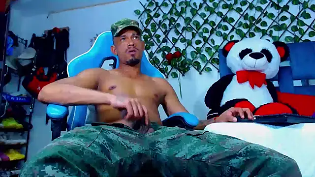 Snapshot of black_latin23cm chatting on October 19, 9:17 pm black latin23cm online show from October 19, 9:17 pm