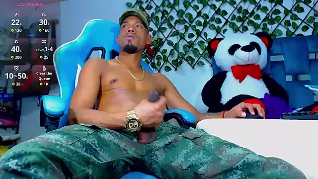 Snapshot of black_latin23cm chatting on November 23, 10:09 pm black latin23cm online show from November 23, 10:09 pm