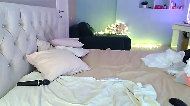 MissSiona online show from February 10, 6:01 am