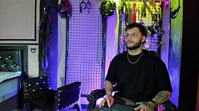 Twisted Fantasy online show from December 3, 6:18 pm