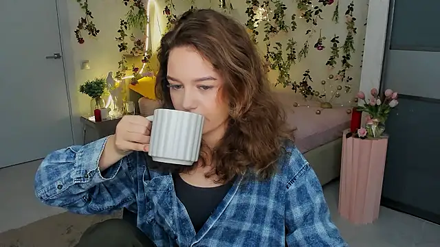 MiracleCurly online show from February 8, 10:02 am