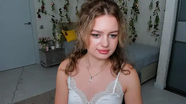 MiracleCurly online show from October 2, 7:28 pm