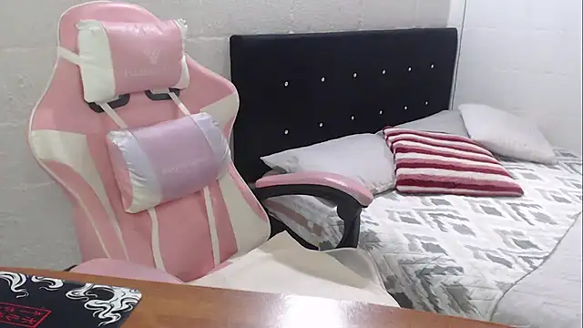 Snapshot of jade04_roberts chatting on October 19, 3:15 pm jade04 roberts online show from October 19, 3:15 pm