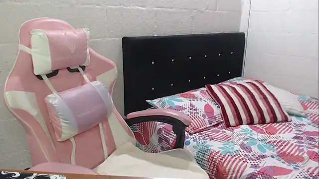 Snapshot of jade04_roberts chatting on October 2, 9:51 pm jade04 roberts online show from October 2, 9:51 pm