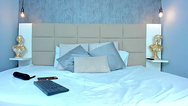 Hecatee 77 online show from March 19, 7:25 pm