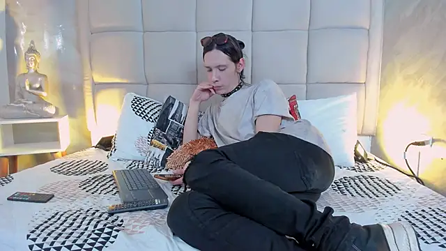 Snapshot of Hecatee_77 chatting on December 19, 6:54 pm Hecatee 77 online show from December 19, 6:54 pm