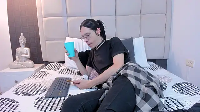 Hecatee 77 online show from March 22, 7:31 pm